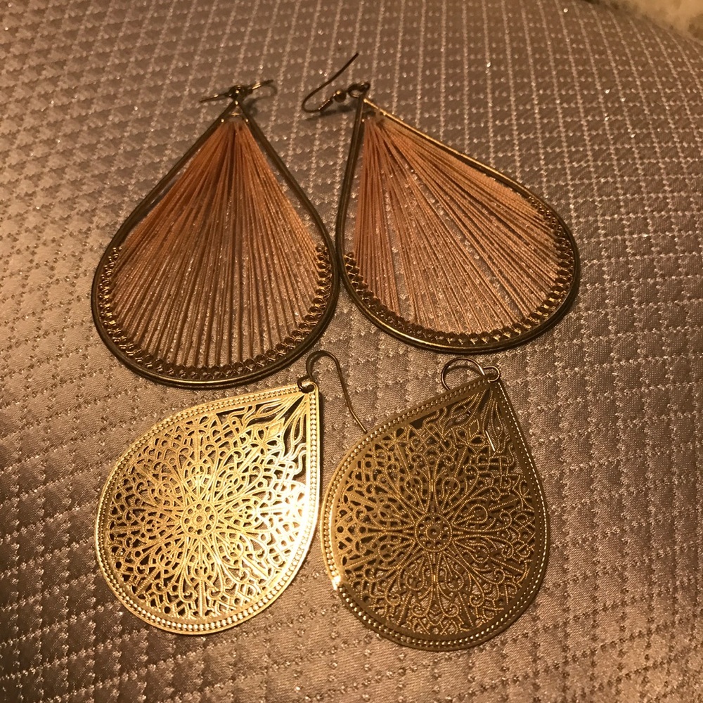 Gold set of earrings